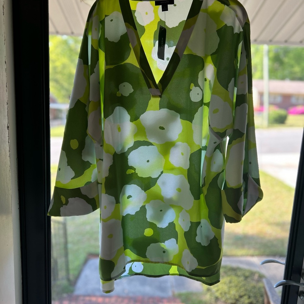 Alfani Women Blouse Floral Cuff Sleeve
Tunic Green & White Floral Blouse 1X NWT - Picture 7 of 7